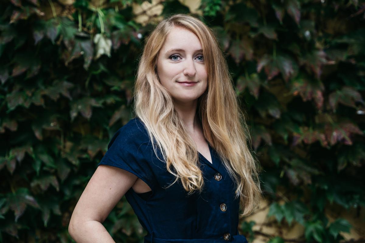 Headshot of Nina Fárová in front of leaves.