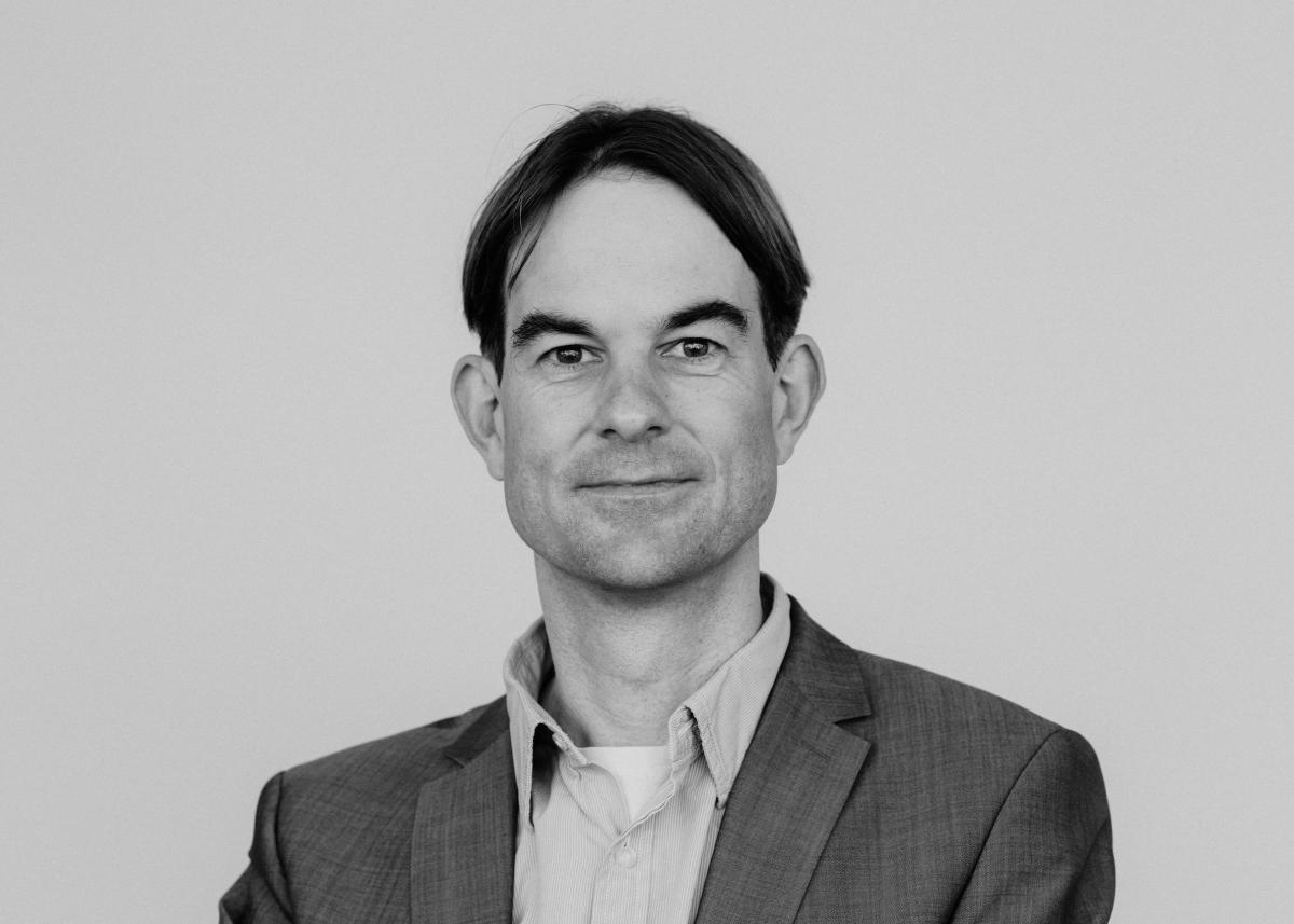 Black and white headshot of Nils B. Weidmann.